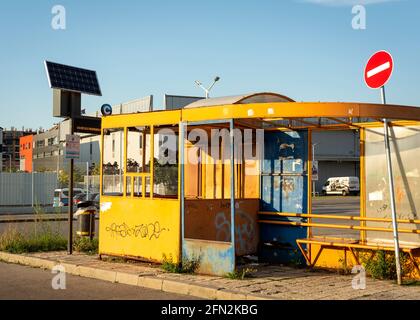 Einfache bescheidene Bushaltestelle in den Vororten von Sofia, Bulgarien, Osteuropa, EU Stockfoto