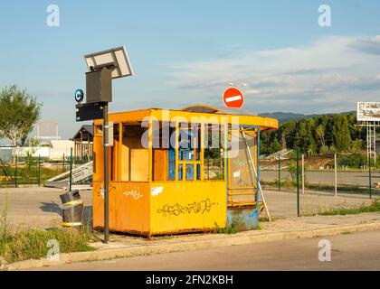 Einfache bescheidene Bushaltestelle in den Vororten von Sofia, Bulgarien, Osteuropa, EU Stockfoto