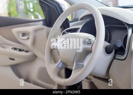 Russland, Izhevsk - 19. Februar 2021: Nissan Showroom. Innenraum des neuen modernen Murano-Autos. Berühmte Weltmarke. Moderne Verkehrsmittel. Stockfoto