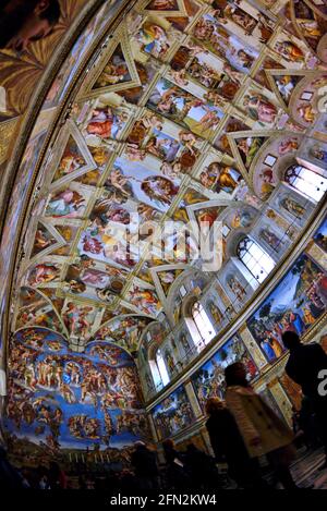 Innenräume der Sixtinischen Kapelle Decke in der Kunstgalerie der Vatikanstadt. Vatikanische Museen, Rom - Michelangelos Gott, der Adam erschaffen hat Stockfoto