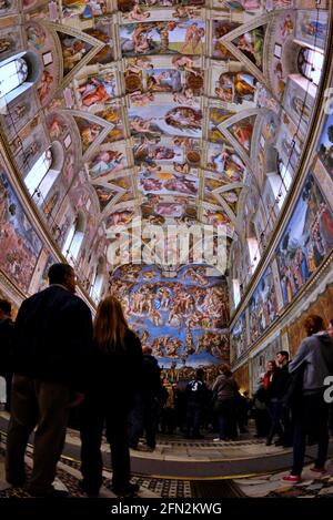 Innenräume der Sixtinischen Kapelle Decke in der Kunstgalerie der Vatikanstadt. Vatikanische Museen, Rom - Michelangelos Gott, der Adam erschaffen hat Stockfoto