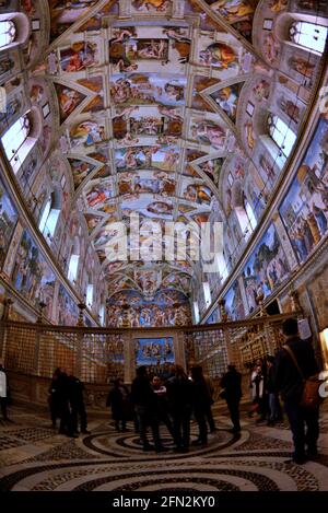 Innenräume der Sixtinischen Kapelle Decke in der Kunstgalerie der Vatikanstadt. Vatikanische Museen, Rom - Michelangelos Gott, der Adam erschaffen hat Stockfoto