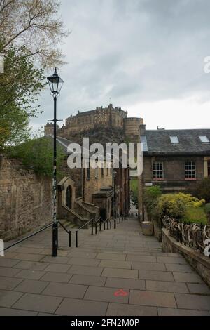 Edinburgh Castle von der Vennel Steps aus gesehen Stockfoto