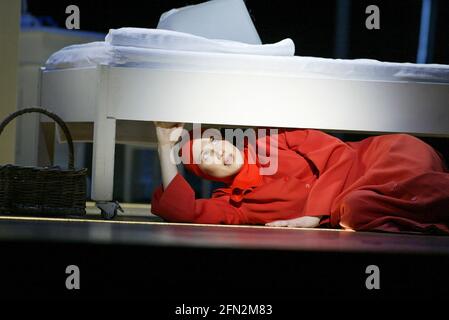 Versteckt: Stephanie Marshall (offred) in THE HANDMAID'S TALE at English National Opera (ENO), London Coliseum, London WC2 03/04/2003 Musik: Poul Ruders Libretto: Paul Bentley nach dem Roman von Margaret Atwood Dirigent: Elgar Howarth Gestaltung: Peter McKintosh Beleuchtung: Simon Mills Choreograph: Andrew George Regie: Phyllida Lloyd Stockfoto