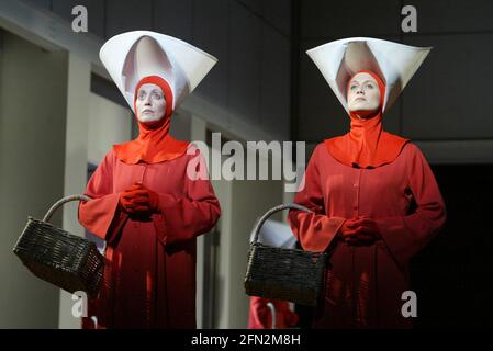 l-r: Rebecca de Pont Davies (Ofglen), Stephanie Marshall (offred) in THE HANDMAID'S TALE at English National Opera (ENO), London Coliseum, London WC2 03/04/2003 Musik: Poul Ruders Libretto: Paul Bentley nach dem Roman von Margaret Atwood Dirigent: Elgar Howarth Gestaltung: Peter McKintosh Beleuchtung: Simon Mills Choreograph: Andrew George Lloyd Regie: Phyllida Lloyd Stockfoto