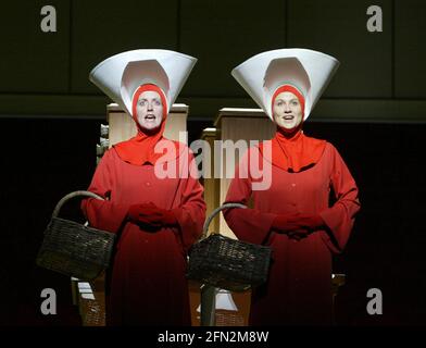 l-r: Rebecca de Pont Davies (Ofglen), Stephanie Marshall (offred) in THE HANDMAID'S TALE at English National Opera (ENO), London Coliseum, London WC2 03/04/2003 Musik: Poul Ruders Libretto: Paul Bentley nach dem Roman von Margaret Atwood Dirigent: Elgar Howarth Gestaltung: Peter McKintosh Beleuchtung: Simon Mills Choreograph: Andrew George Lloyd Regie: Phyllida Lloyd Stockfoto