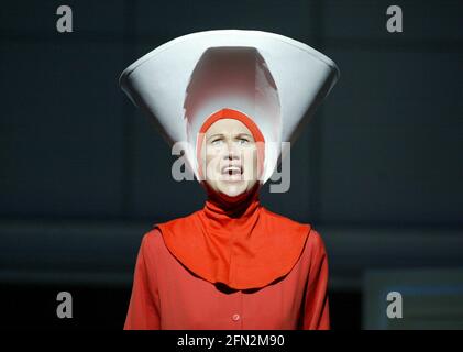 Stephanie Marshall (offred) in THE HANDMAID'S TALE at English National Opera (ENO), London Coliseum, London WC2 03/04/2003 Musik: Poul Ruders Libretto: Paul Bentley nach dem Roman von Margaret Atwood Dirigent: Elgar Howarth Gestaltung: Peter McKintosh Beleuchtung: Simon Mills Choreograph: Andrew George Regie: Phyllida Lloyd Stockfoto