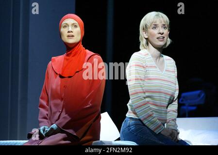 l-r: Stephanie Marshall (offred), Heather Shipp (offred) in THE HANDMAID'S TALE at English National Opera (ENO), London Coliseum, London WC2 03/04/2003 Musik: Poul Ruders Libretto: Paul Bentley nach dem Roman von Margaret Atwood Dirigent: Elgar Howarth Gestaltung: Peter McKintosh Beleuchtung: Simon Mills Choreograph: Andrew George Regie: Phyllida Lloyd Stockfoto