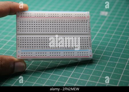 Breadboard, das in lötfreien Prototyping von verschiedenen verwendet wird Elektronische Projekte mit 400 Punkten in der Hand gehalten Stockfoto