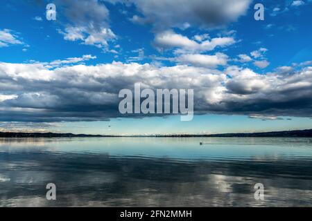Wunderschöner Blick auf die Alpen am Bodensee mit blauem Himmel und großen Wolken Stockfoto