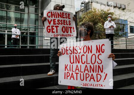 Philippinische Aktivisten halten Plakate gegen Chinas angebliche fortgesetzte Besetzung von Inseln im Südchinesischen Meer, während sie vor dem chinesischen Konsulat in Makati City, der Metropole Manila, protestieren. Die Demonstranten forderten die Regierung auf, rasch zu handeln und die nationale Souveränität aufrechtzuerhalten, nachdem China nach der wachsenden Präsenz auf den umstrittenen Inseln und Riffen im Südchinesischen Meer, wo chinesische Schiffe, die angeblich von Milizen betrieben werden, innerhalb der philippinischen Hoheitsgewässer gesichtet wurden, zunehmend präsent war. Philippinen. Stockfoto