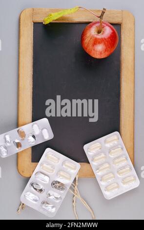 Kreidetafel mit Apfel- und Medikamentenpillen kopieren Platz Stockfoto