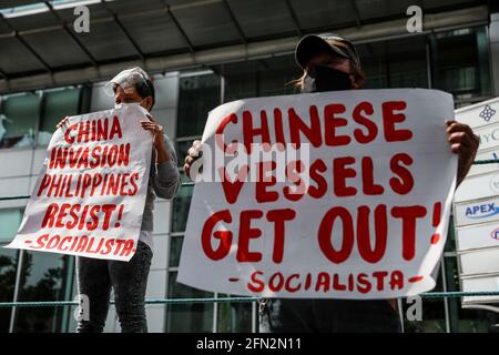 Philippinische Aktivisten halten Plakate gegen Chinas angebliche fortgesetzte Besetzung von Inseln im Südchinesischen Meer, während sie vor dem chinesischen Konsulat in Makati City, der Metropole Manila, protestieren. Die Demonstranten forderten die Regierung auf, rasch zu handeln und die nationale Souveränität aufrechtzuerhalten, nachdem China nach der wachsenden Präsenz auf den umstrittenen Inseln und Riffen im Südchinesischen Meer, wo chinesische Schiffe, die angeblich von Milizen betrieben werden, innerhalb der philippinischen Hoheitsgewässer gesichtet wurden, zunehmend präsent war. Philippinen. Stockfoto