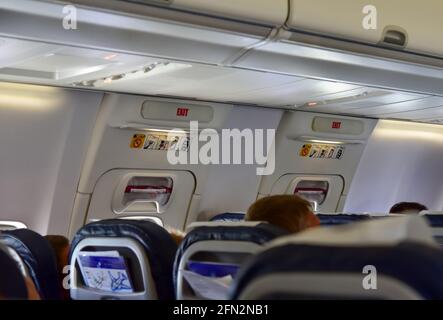 Notausgangstüren in der Mitte des Flugzeugs. Stockfoto
