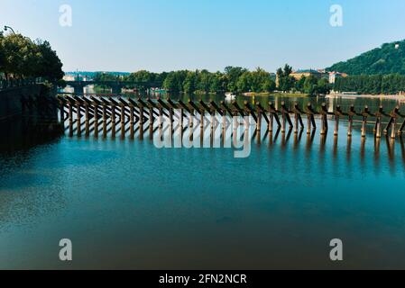 Barriere Holzbalken, rechts Flussufer der Moldau, Prag, Tschechische Republik Stockfoto