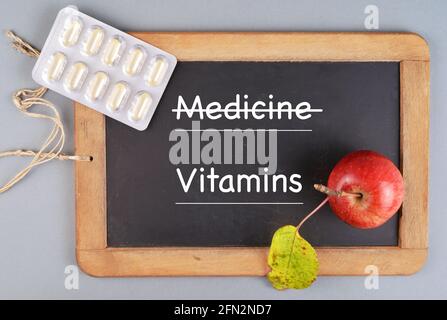 Pillen und Vitamine Apfel und Tafel Stockfoto