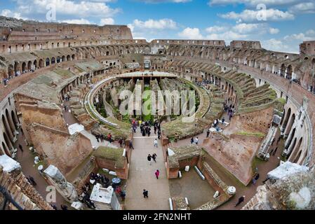 Das Kolosseum - Kolosseum - wo die Gladiatoren kämpften, eines der berühmtesten Denkmäler und Gebäude und Sehenswürdigkeiten des alten Roms. Stockfoto