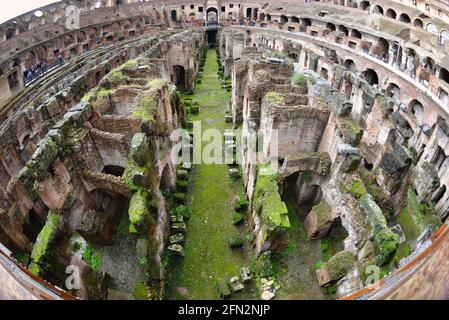 Das Kolosseum - Kolosseum - wo die Gladiatoren kämpften, eines der berühmtesten Denkmäler und Gebäude und Sehenswürdigkeiten des alten Roms. Stockfoto