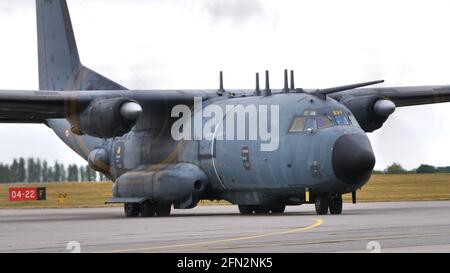 Evreux Air Base France, 14. JULI 2019 militärische Frachtflugzeuge Rollen auf der Start- und Landebahn aus nächster Nähe. Transall C-160G Gabriel, die elektronische Kampfvariante C-160 der französischen Luftwaffe. Stockfoto