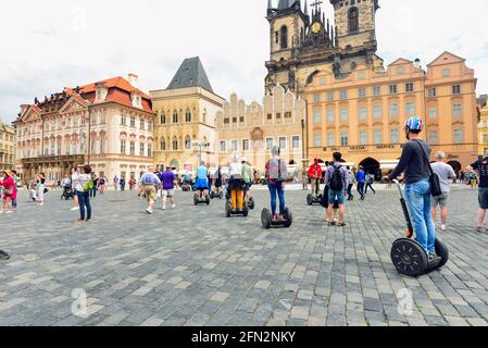 Prag, Tschechische Republik, Tourist fährt einen Elektroroller Segway auf dem alten Platz auf dem Hintergrund der Kirche unserer Lieben Frau vor Tyn in Old Stockfoto
