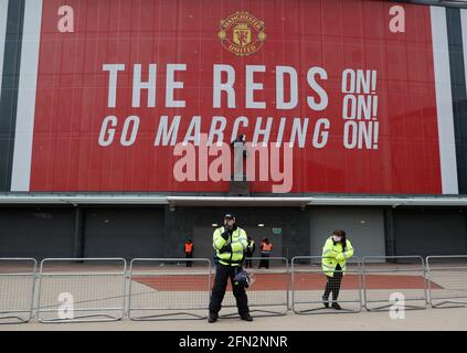 Manchester, Großbritannien. Mai 2021. Polizei- und Sicherheitskräfte nehmen Positionen vor Old Trafford, Manchester, ein. Bildnachweis sollte lauten: Darren Staples/Sportimage Credit: Sportimage/Alamy Live News Stockfoto