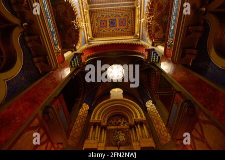 Prag, Tschechische Republik, das Innere der Spanischen Synagoge. Die Synagoge ist im maurischen Revival-Stil erbaut. Stockfoto