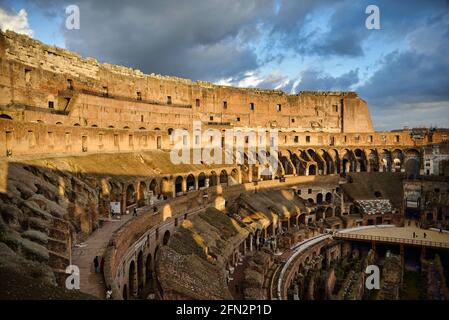 Das Kolosseum - Kolosseo - wo die Gladiatoren kämpften, eines der berühmtesten Denkmäler und Gebäude und Sehenswürdigkeiten des antiken Roms Stockfoto