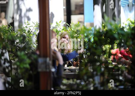 Mailand, Rita Rusic beim Mittagessen im Zentrum mit Freunden Rita Rusic in herrlicher Form und makellos gekleidet, überrascht zum Mittagessen in einem Restaurant im Zentrum. Zusammen mit einigen Freunden hält sie in 'Armani' an, nachdem sie Auf Wiedersehen gesagt hat, trifft sie eine andere Freundin, die sie zu einem schnellen Mittagessen in eine Bar begleitet, dann telefoniert Rita Rusic lange und trifft eine Person, bevor sie in ein Taxi geht und abfährt. Stockfoto