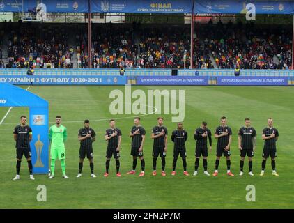 TERNOPIL, UKRAINE - 13. MAI 2021 - die Spieler des FC Zorya Luhansk spielen die Nationalhymne vor dem ukrainischen Pokalfinale 2020/2021 gegen den FC Dynamo Kiew in Ternopil, Westukraine. Kredit: Ukrinform/Alamy Live Nachrichten Stockfoto