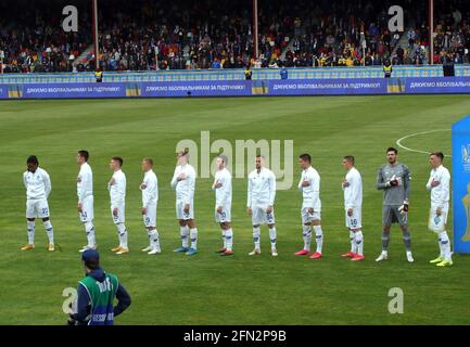 TERNOPIL, UKRAINE - 13. MAI 2021 - Spieler des FC Dynamo Kiew spielen die Nationalhymne vor dem ukrainischen Pokalfinale 2020/2021 gegen den FC Zorya Luhansk in Ternopil, Westukraine. Kredit: Ukrinform/Alamy Live Nachrichten Stockfoto