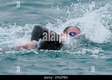 Budapest, Ungarn. Mai 2021. BUDAPEST, UNGARN - 13. MAI: Lars Bottelier aus den Niederlanden, der während der LEN-Europameisterschaft im Freiwasserschwimmen am Lupa-See am 13. Mai 2021 in Budapest, Ungarn, an den 10 km der Männer teilnimmt (Foto: Andre Weening/Orange Picics) Credit: Orange Pics BV/Alamy Live News Stockfoto