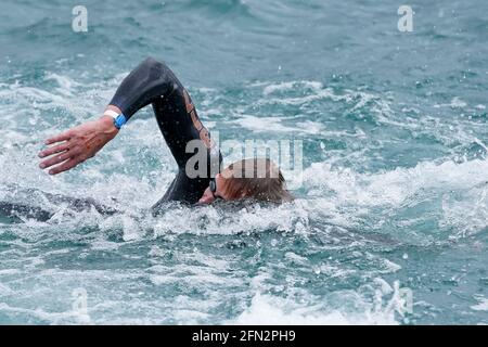 Budapest, Ungarn. Mai 2021. BUDAPEST, UNGARN - 13. MAI: Fähre Weertman aus den Niederlanden, die während der LEN-Europameisterschaft im Freiwasserschwimmen am Lupa-See am 13. Mai 2021 in Budapest, Ungarn, an den 10 km der Männer teilnimmt (Foto: Andre Weening/Orange Picics) Credit: Orange Pics BV/Alamy Live News Stockfoto