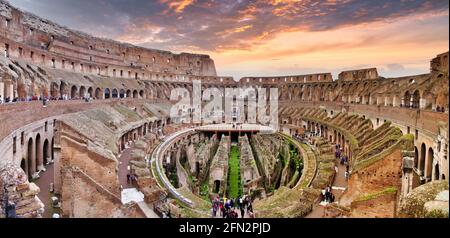 Das Kolosseum - Kolosseum - wo die Gladiatoren kämpften, eines der berühmtesten Denkmäler und Gebäude und Sehenswürdigkeiten des alten Roms. Stockfoto