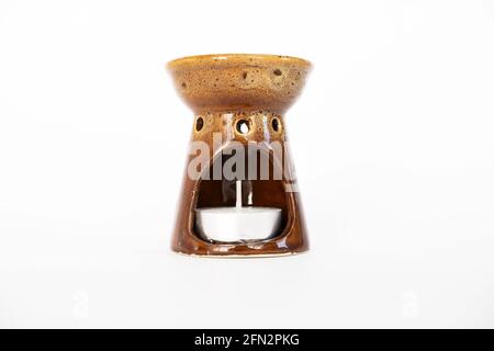 Keramik Teelicht Kerzenhalter Ölbrenner, ätherisches Öl mit Tealigt Kerze Stockfoto