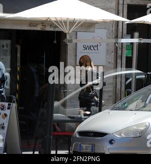 Mailand, Rita Rusic beim Mittagessen im Zentrum mit Freunden Rita Rusic in herrlicher Form und makellos gekleidet, überrascht zum Mittagessen in einem Restaurant im Zentrum. Zusammen mit einigen Freunden hält sie in 'Armani' an, nachdem sie Auf Wiedersehen gesagt hat, trifft sie eine andere Freundin, die sie zu einem schnellen Mittagessen in eine Bar begleitet, dann telefoniert Rita Rusic lange und trifft eine Person, bevor sie in ein Taxi geht und abfährt. Stockfoto