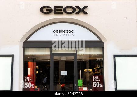 Aanhankelijk tweedehands Habitat Geox Geschäft Schild in München dann Zentrum Stockfotografie - Alamy