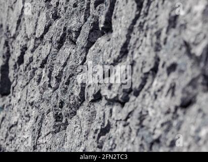 Steinwand aus naturbelassenem Naturstein. Alte Burgmauer Stockfoto