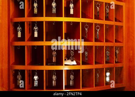 Alter hölzerner Schlüsselhalter im venezianischen 3-Sterne-Hotel mit Keine Personen und kein Kopierplatz Stockfoto