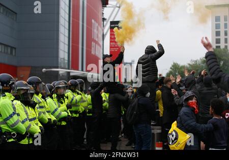 Manchester, Großbritannien. Mai 2021. Fans protestieren vor dem Spiel gegen Liverpool vor Old Trafford, Manchester, gegen die Glasurbesitzer. Bildnachweis sollte lauten: Darren Staples/Sportimage Credit: Sportimage/Alamy Live News Stockfoto