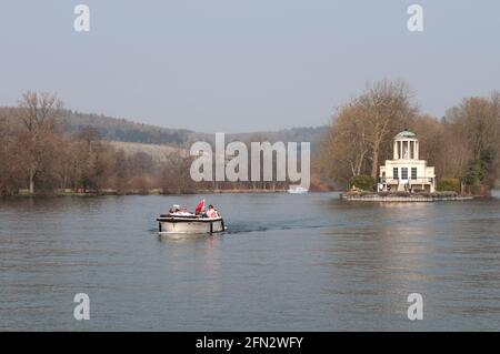 Bootstour vorbei an Temple Island Henley auf der Themse Stockfoto