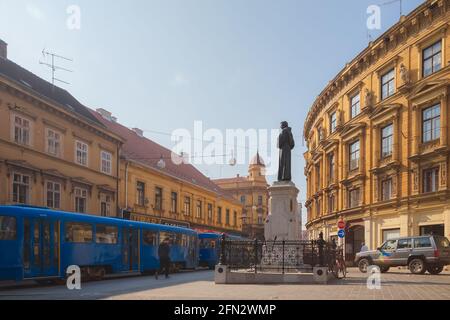 Zagreb, Kroatien - Oktober 7 2014: Eine Straßenbahn und historische Statue des Dichters Andrija Kacic auf der Ilica Straße in der Altstadt von Zagreb, Hauptstadt Stockfoto