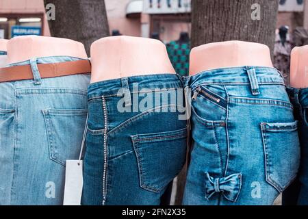 Blaue Denim-Hose auf Schaufensterpuppen auf der Straße Stockfoto