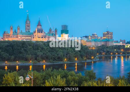 Blick auf die Skyline der Nacht von der Alexandra Bridge Blick auf den Parliament Hill und das Parlamentsgebäude in Ottawa, Ontario, der Hauptstadt Kanadas. Stockfoto