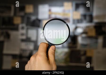 Polizeiinspektion Auf Der Suche Nach Hinweisen Auf Investigation Board Stockfoto