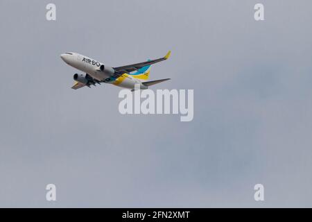 Tokio, Japan. März 2016. Eine von Air Do betriebene Boeing 737-781 fliegt über. (Foto von Damon Coulter/SOPA Images/Sipa USA) Quelle: SIPA USA/Alamy Live News Stockfoto