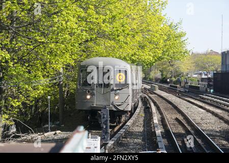 Der erhöhte U-Bahn-Zug im Freien fährt am Kings Highway in Brooklyn, New York, ein. Stockfoto