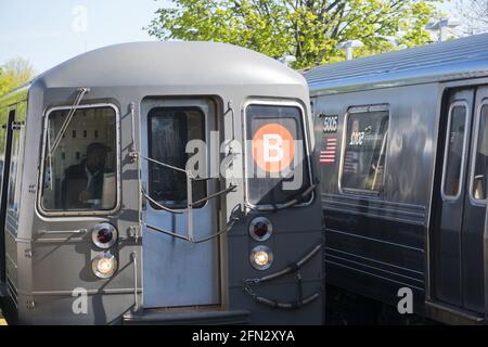 Der erhöhte U-Bahn-Zug im Freien fährt am Kings Highway in Brooklyn, New York, ein. Stockfoto