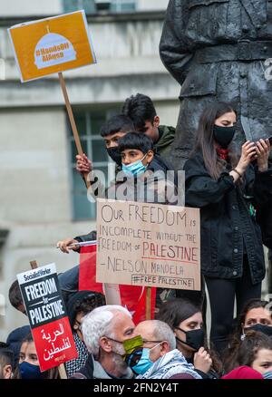 Demonstranten bei der Kundgebung von Save Sheikh Jarrah für ein freies Palästina, bei der die britische Regierung aufgefordert wird, Maßnahmen zu ergreifen und Israel nicht mehr ungestraft zu erlauben. Stockfoto