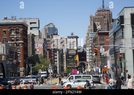 Blick von Bowery in New York City nach Westen auf die Canal Street. Stockfoto