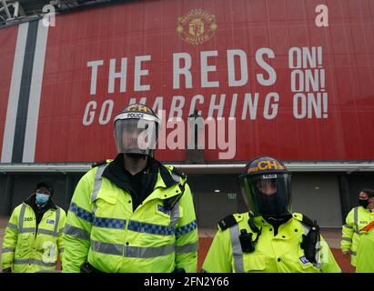 Manchester, Großbritannien. Mai 2021. Polizei- und Sicherheitsbeamte nehmen Positionen vor Old Trafford, Manchester, ein. Bildnachweis sollte lauten: Darren Staples/Sportimage Credit: Sportimage/Alamy Live News Stockfoto